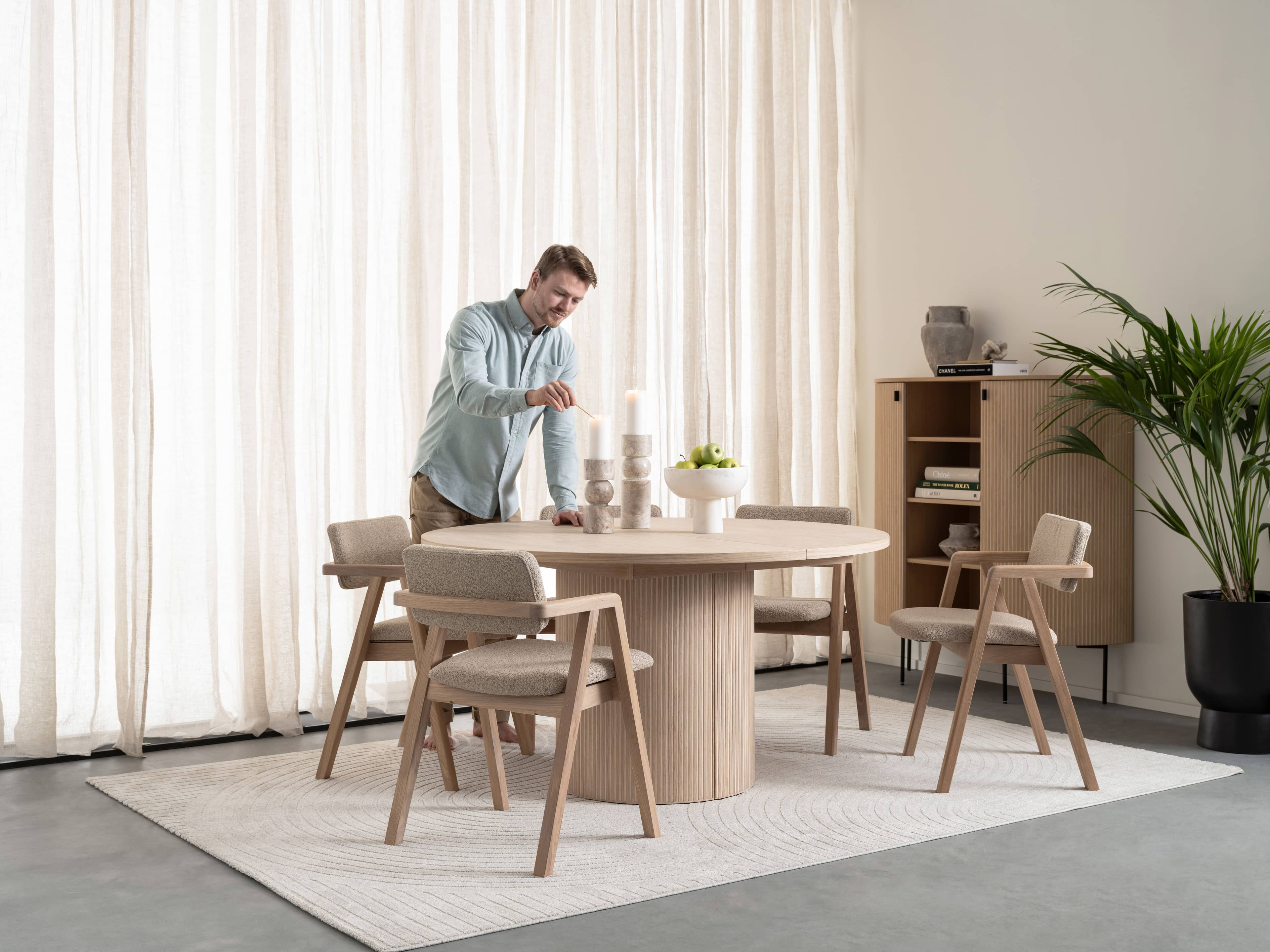 Linea spisebord med spisestoler