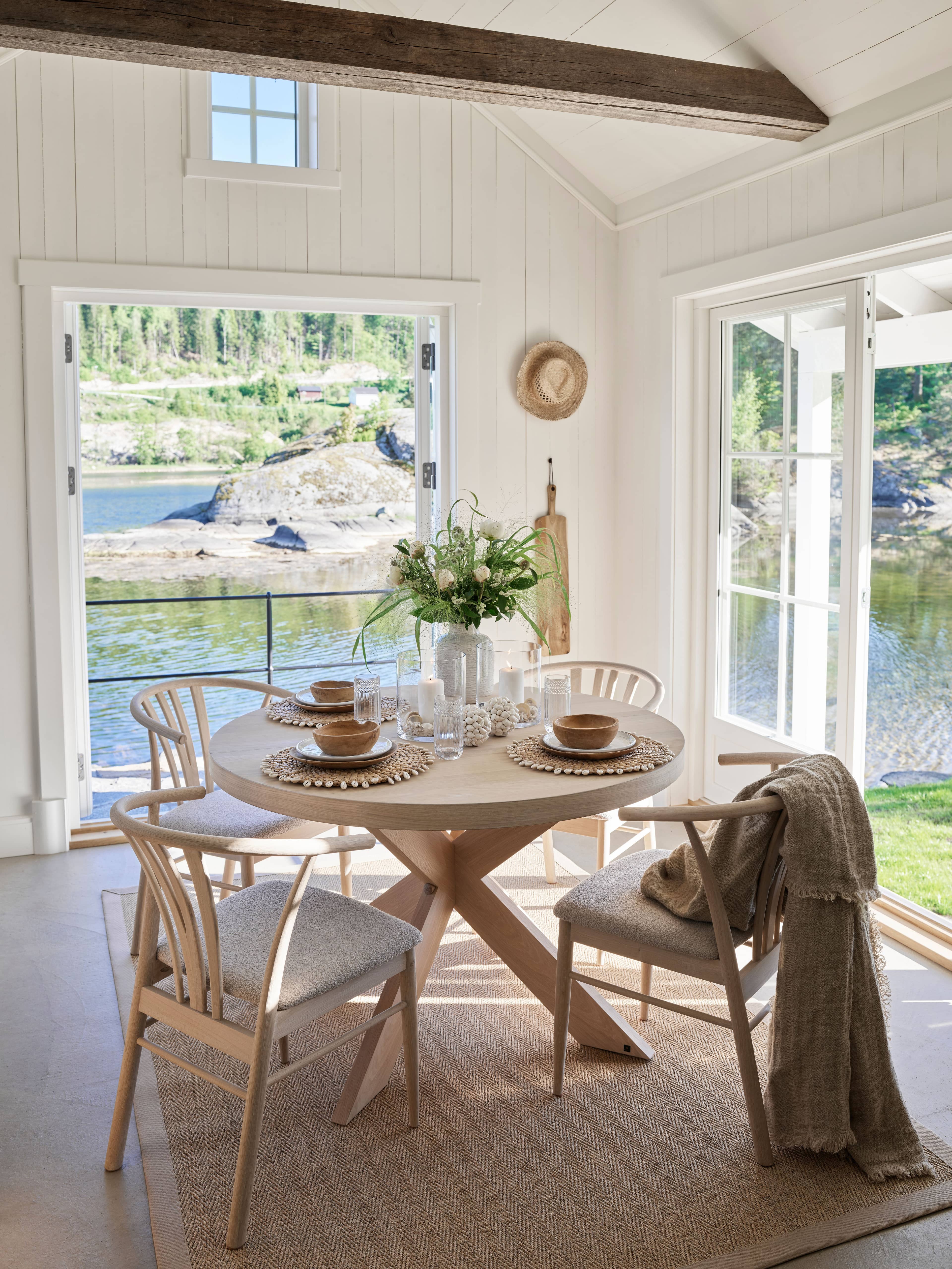 Sommerhytta_ved_sjøen_fagmøbler_2026_sjøhus_nobel_spisebord_aron_spisestol_spisestue